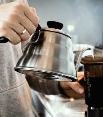 Aeropress Kaffee Zubereitung: Anleitung, Rezepte und mehr!